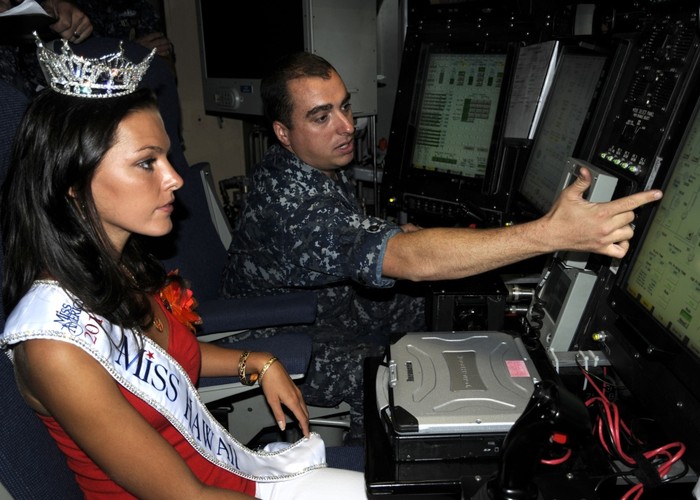 Thủy thủ, hoa hậu trên tàu ngầm hạt nhân lớp Virginia - USS Hawaii (SSN-776) của Hải quân Mỹ